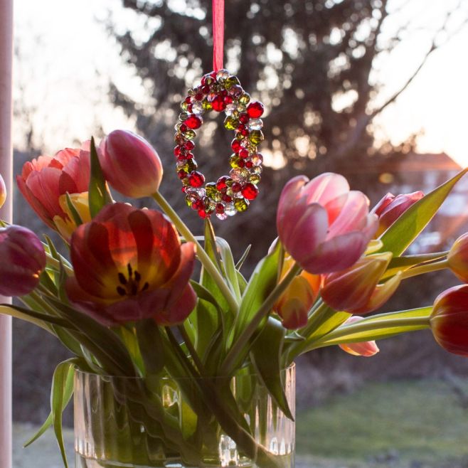 🌞 Sluníčko nás láká ven a příroda se pomalu probouzí. 🌷 Zpříjemněte si tyto krásné dny originální dekorací do okna vašeho...